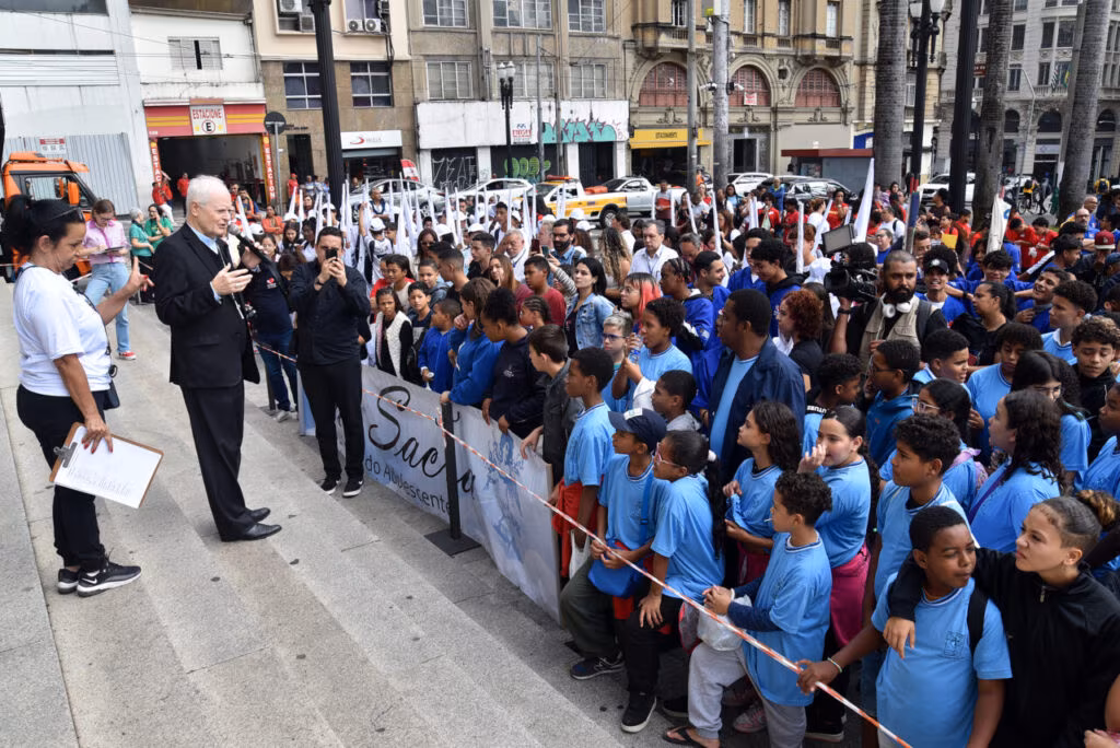 Pelo centro de São Paulo, Via-Sacra destaca a Ecologia Integral e a dignidade das crianças e dos adolescentes