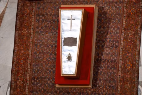 Em rito privado, caixão do Papa Francisco é fechado - Jornal O São Paulo