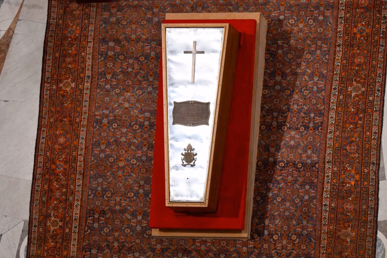 Em rito privado, caixão do Papa Francisco é fechado - Jornal O São Paulo