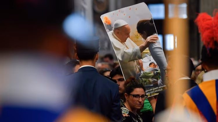 Fiéis relatam a emoção de se despedir de Francisco em funeral no Vaticano - Jornal O São Paulo