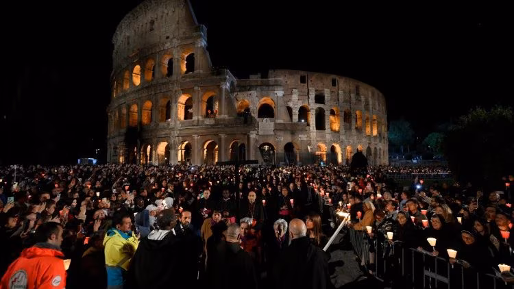 Na Via-Sacra no Coliseu, a oração da Igreja pela conversão do mundo - Jornal O São Paulo