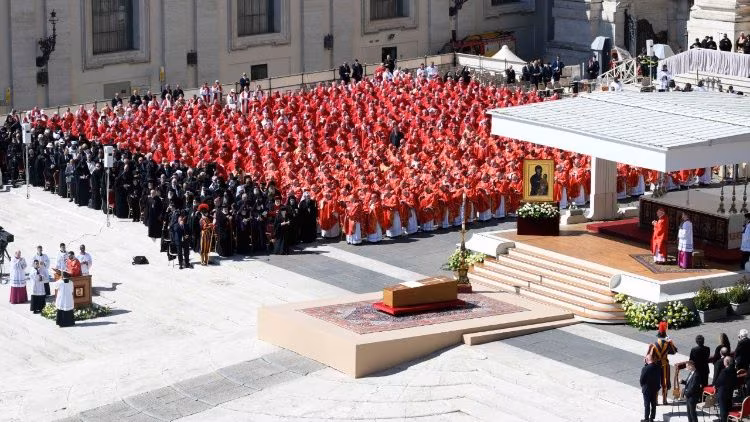 Na Missa de Exéquias, Cardeal Re recorda o legado de Francisco à Igreja e à humanidade - Jornal O São Paulo