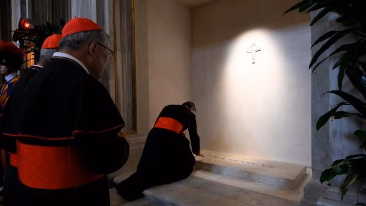 Na Basílica de Santa Maria Maior, fiéis e cardeais homenageiam Francisco - Jornal O São Paulo
