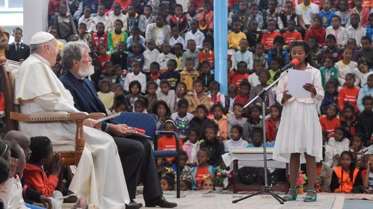 Crianças e esquecidos recordam Papa Francisco, um mês após a sua morte - Jornal O São Paulo