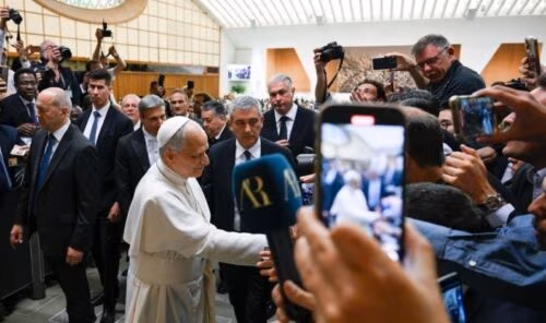 Leão XIV pede a jornalistas que as palavras sejam ‘desarmadas e desarmantes’