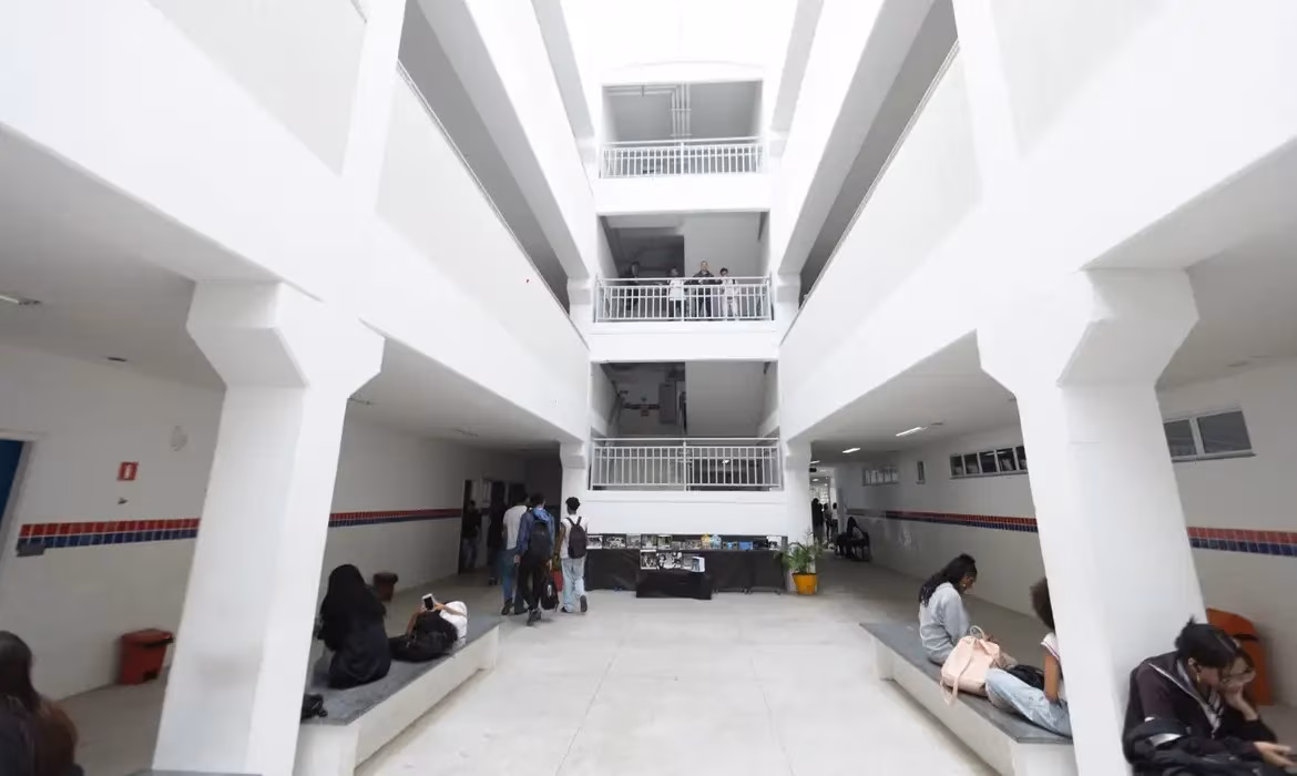 Escola em tempo integral deve ter jornada mínima de 35 horas semanais - Jornal O São Paulo