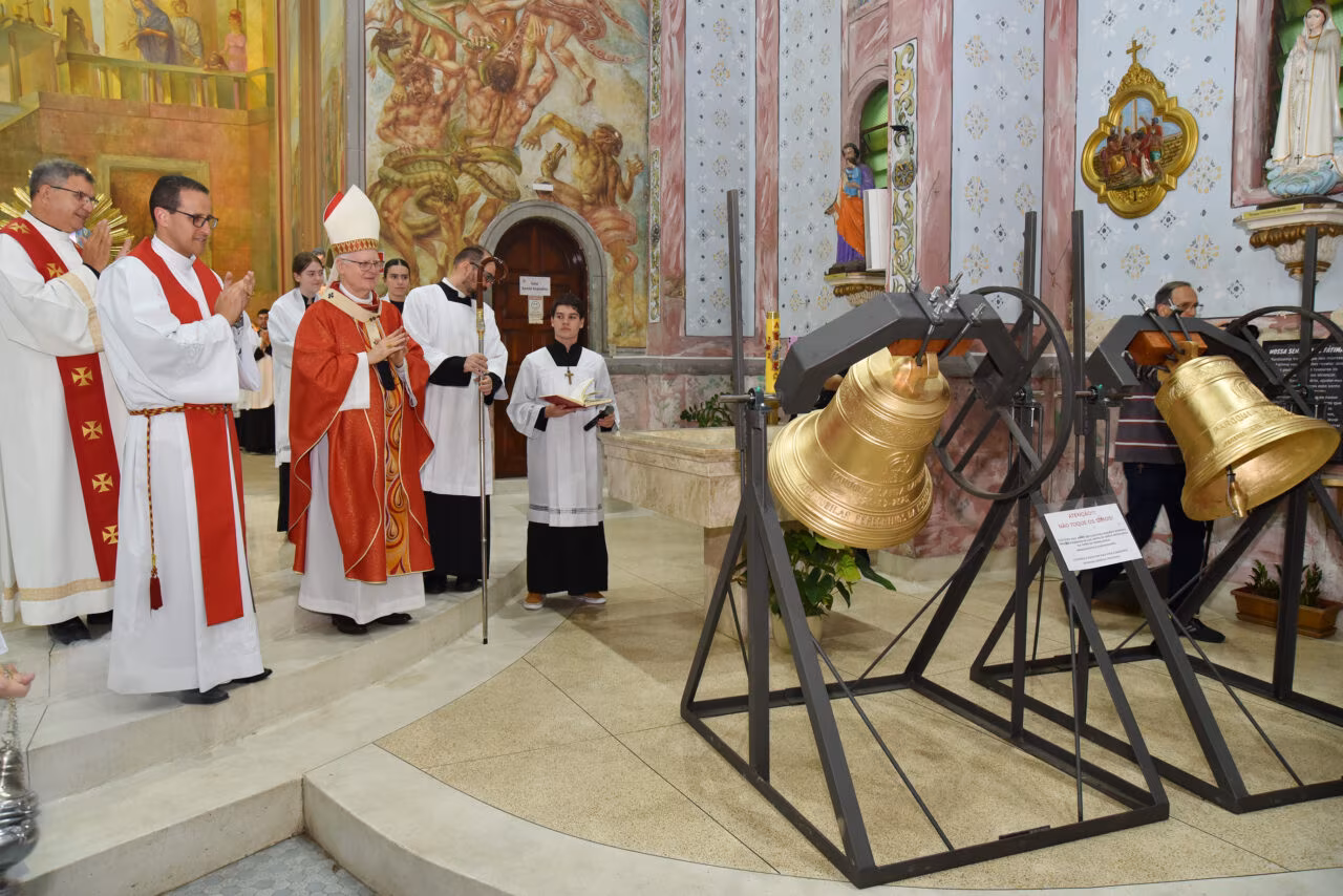 Cardeal Scherer abençoa os primeiros sinos da Paróquia Santa Cândida  - Jornal O São Paulo