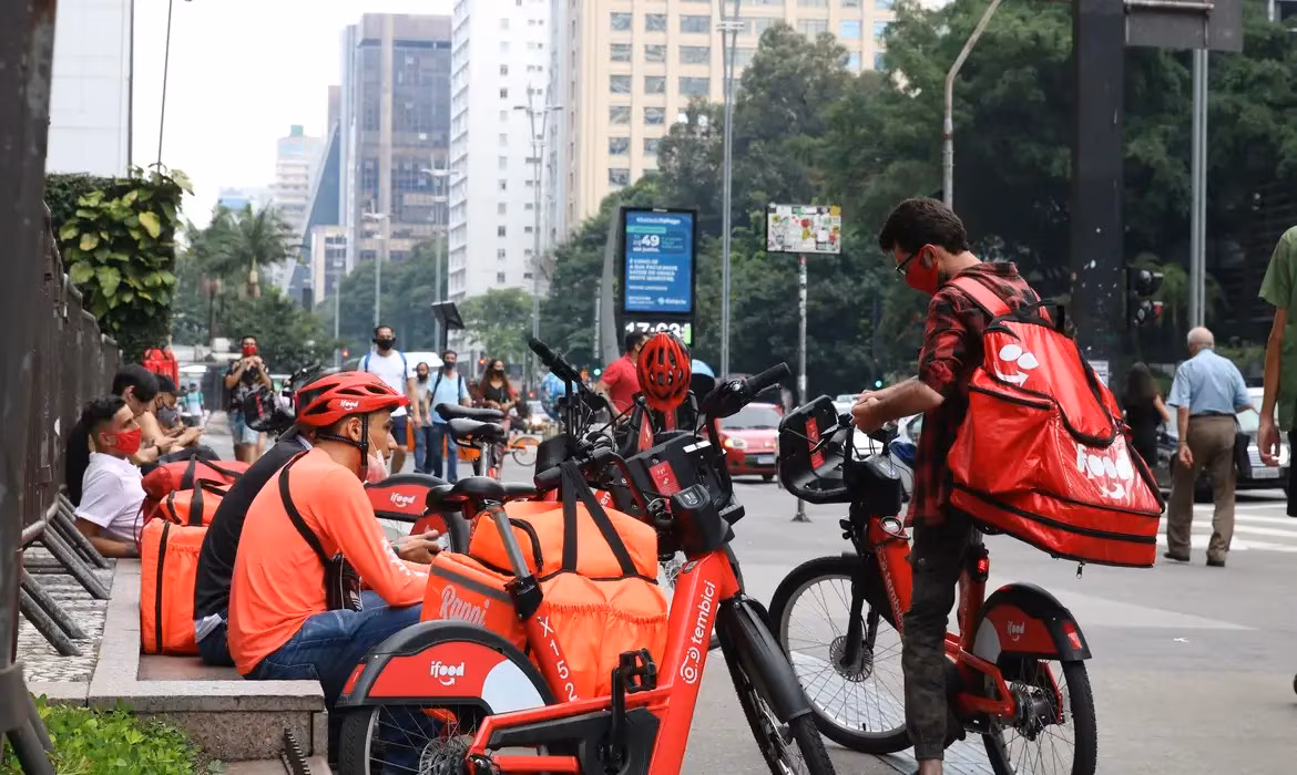 Número de trabalhadores por aplicativos cresceu 25,4% entre 2022 e 2024 - Jornal O São Paulo