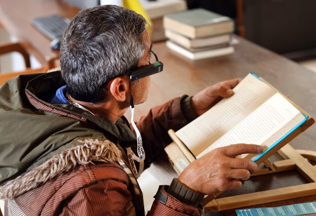 Óculos inteligentes nas bibliotecas municipais devolvem autonomia e prazer de ler a quem perdeu a visão - Jornal O São Paulo