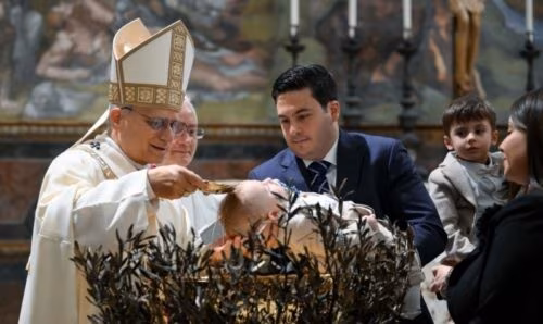 Papa batiza 20 crianças: a fé é um bem essencial para a vida