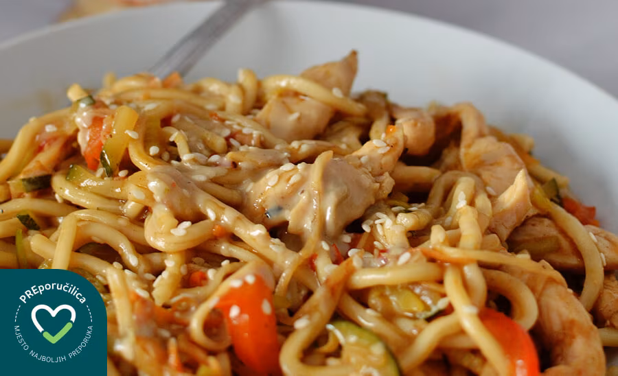 wok s piletinom