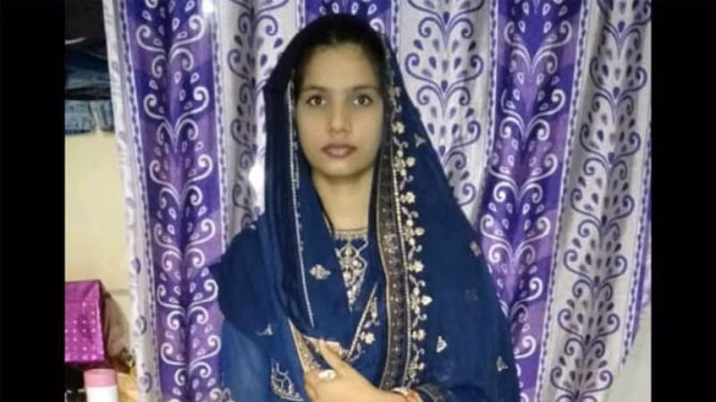 FahinKhan wife d