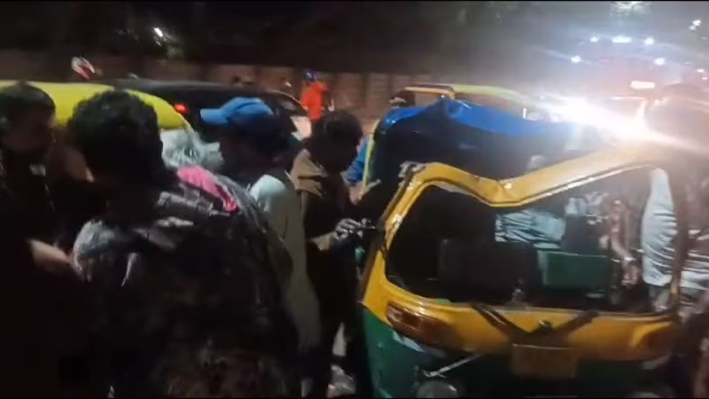 bengaluru circle maramma auto accident tree fall