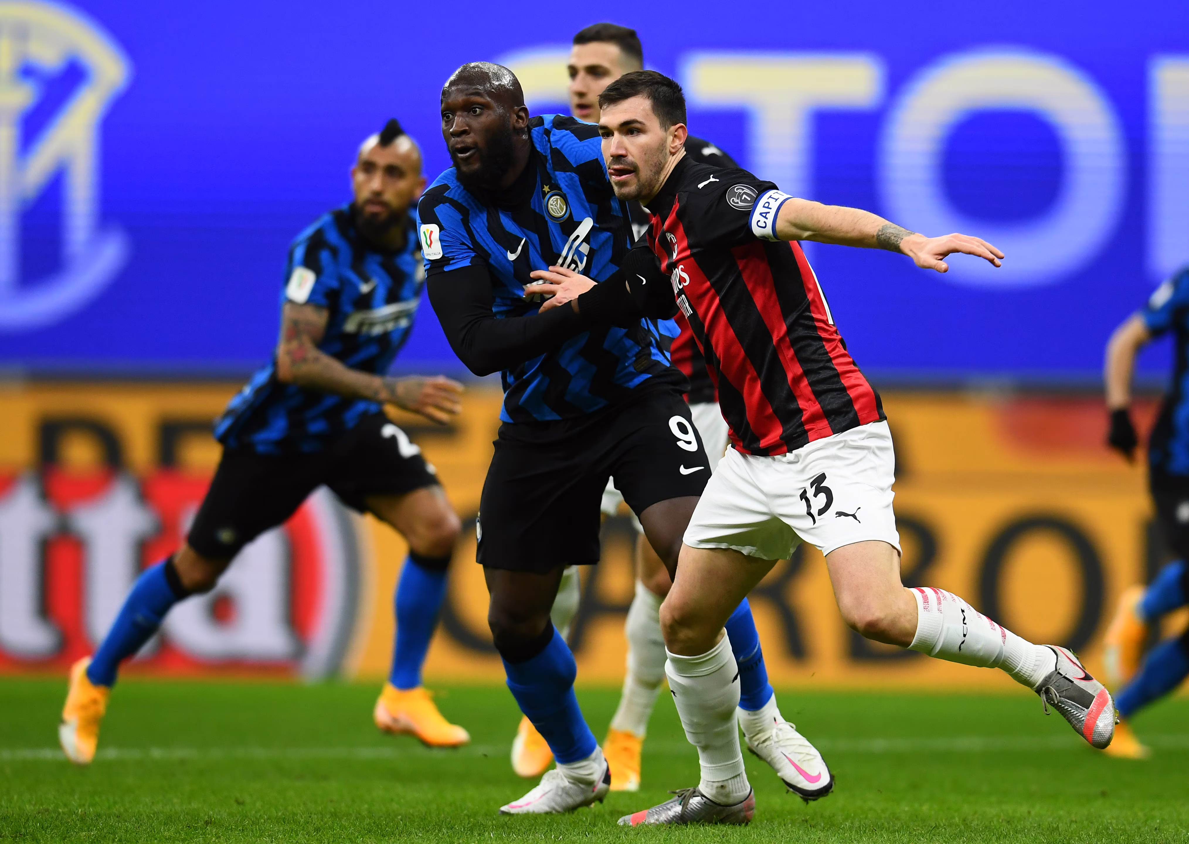 Alessio Romagnoli e Romelu Lukaku, in azione nel derby di Coppa Italia