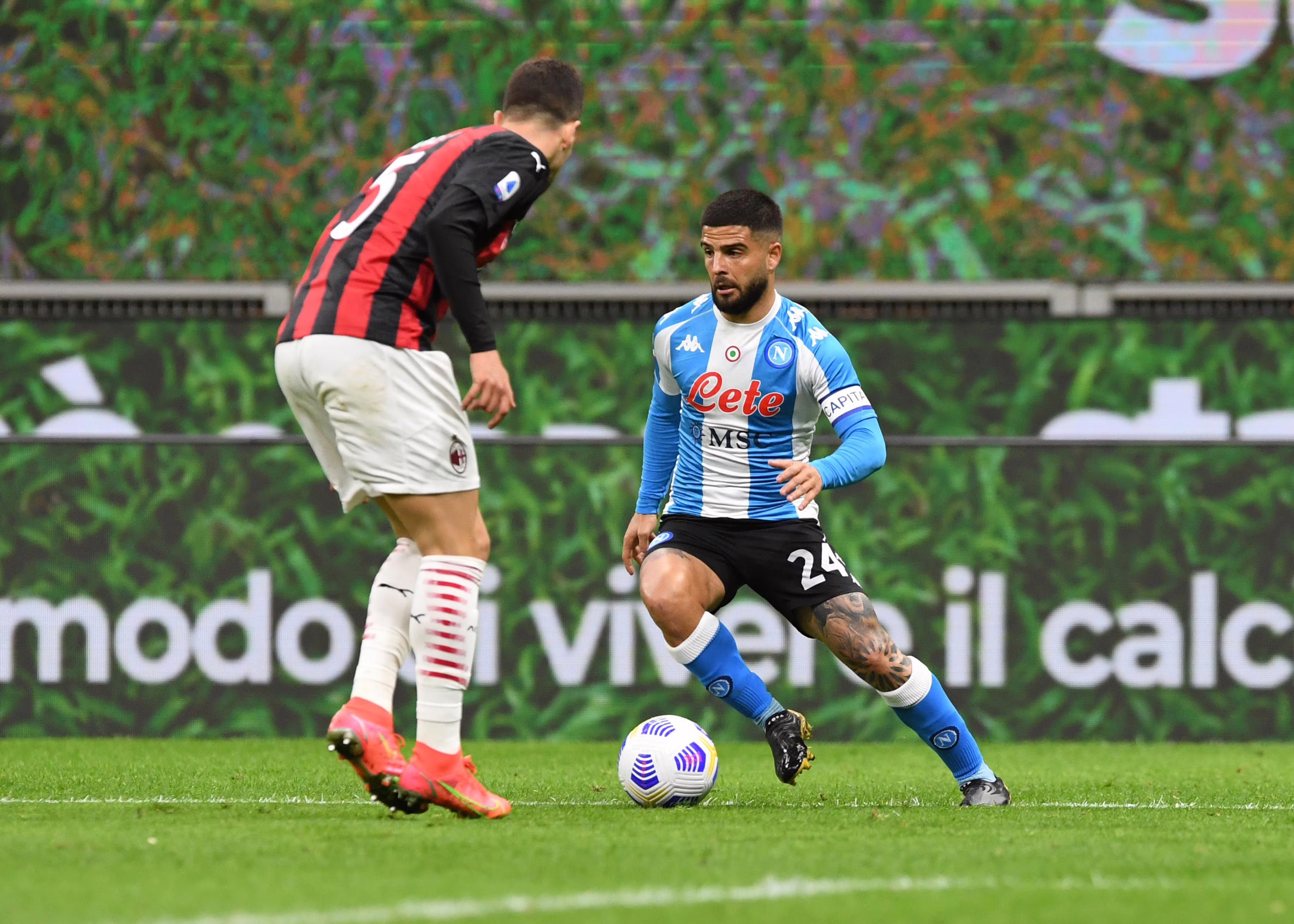 Dalot prova a bloccare Lorenzo Insigne, nel match di San Siro tra Milan e Napoli