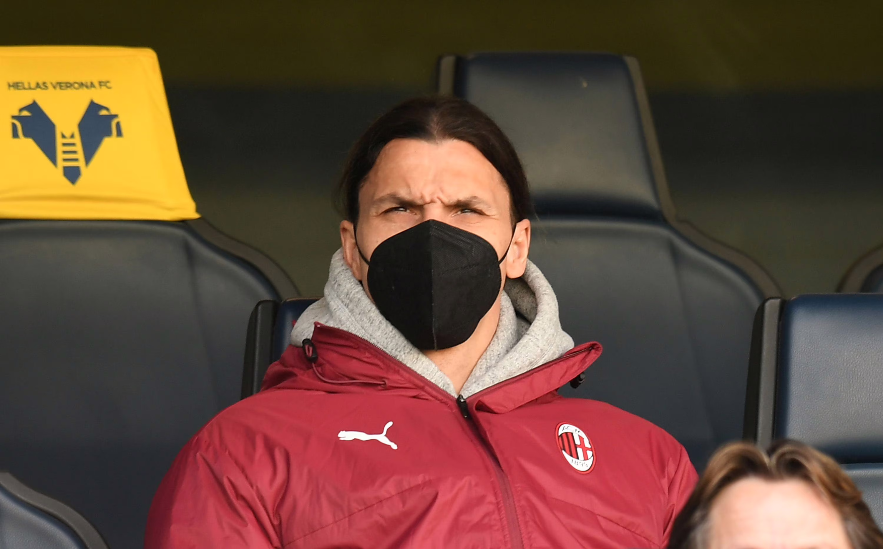 Zlatan Ibrahimovic infortunato sulle tribune del "Bentegodi" di Verona