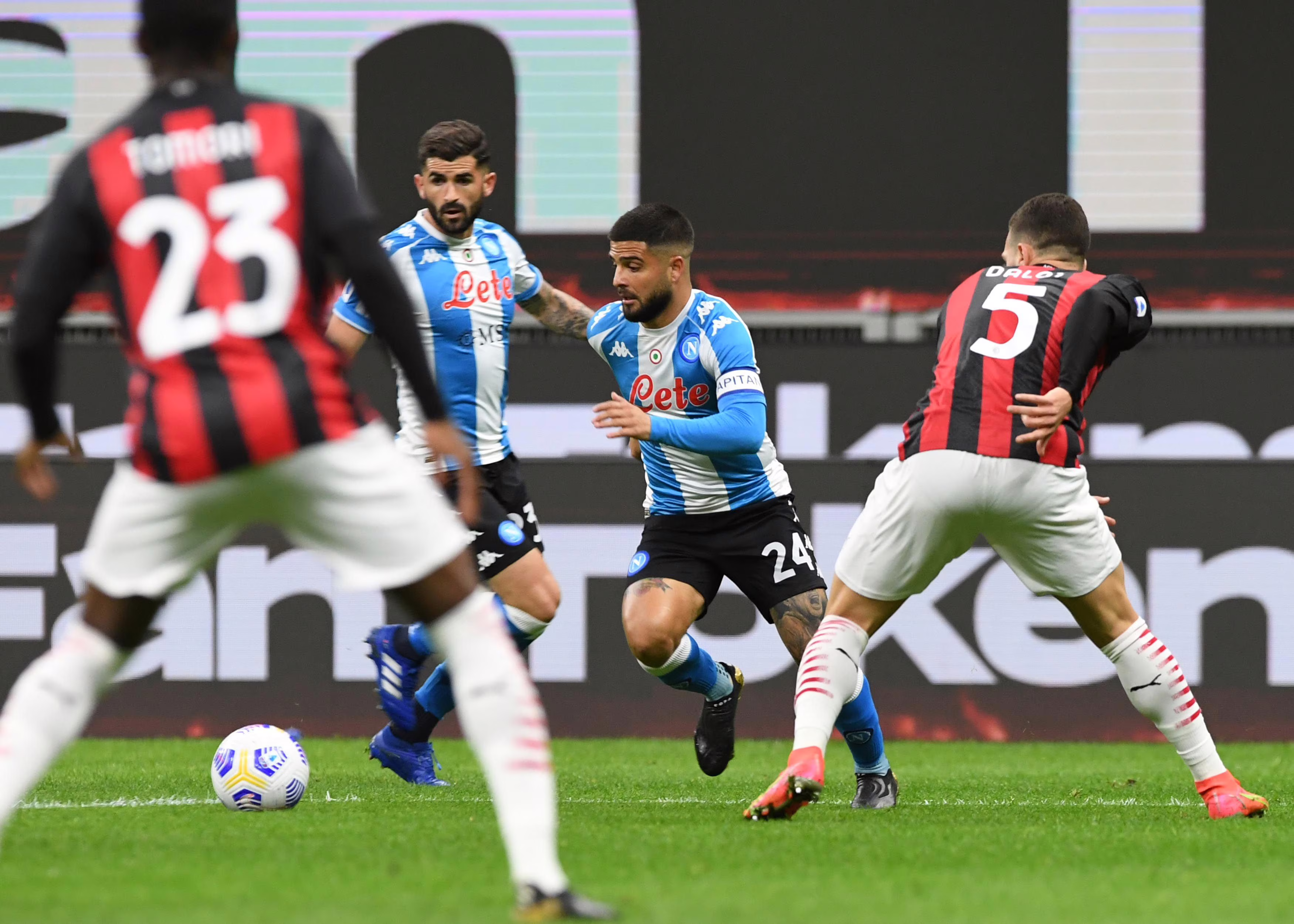 Hysaj, Insigne, Tomori e Diogo Dalot durante Milan-Napoli a San Siro