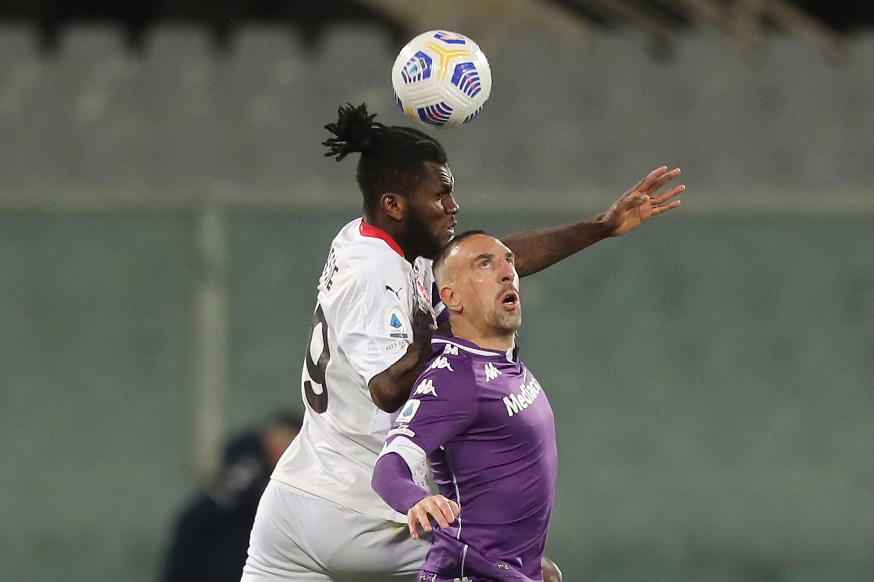 Kessie del Milan sovrasta Ribery della Fiorentina