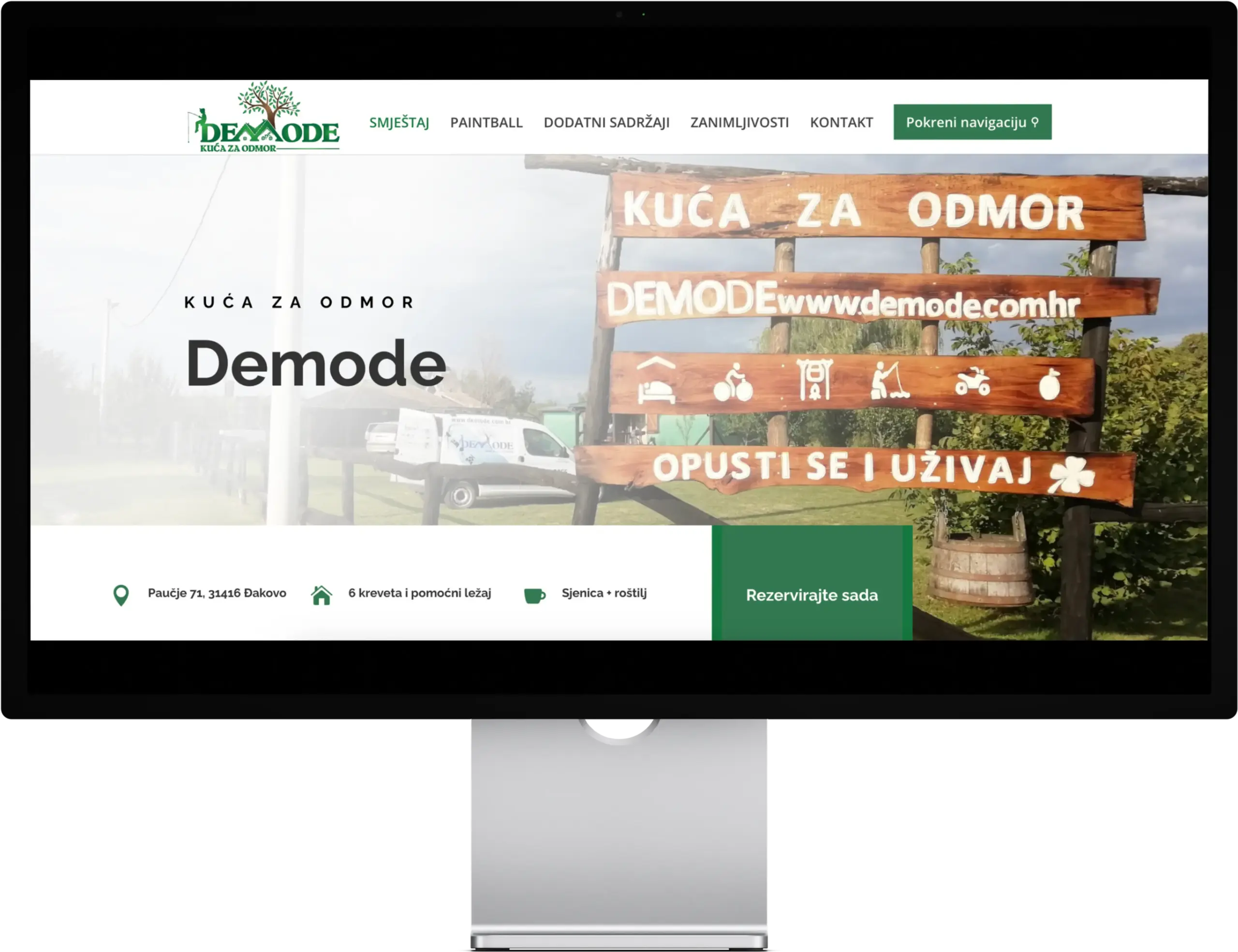Web stranica za kuću za odmor 'Demode' s natpisom 'Kuća za odmor, opusti se i uživaj' te detaljima o smještaju u Đakovu.