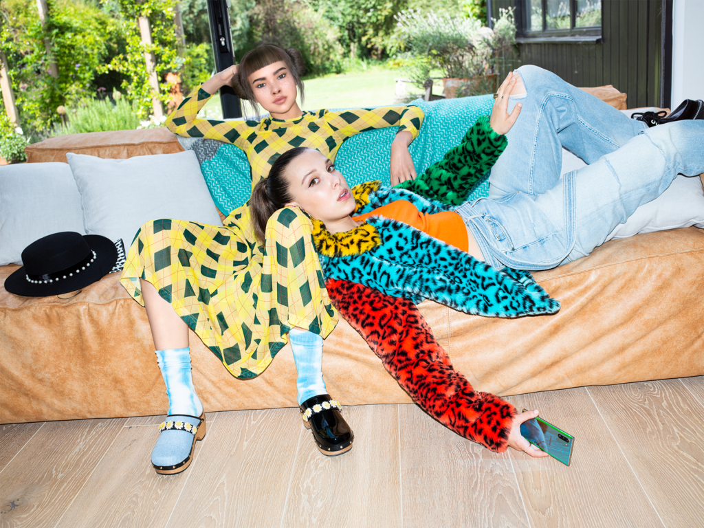 Lil Miquela e Millie Bobby Brown. Credits: Seventeen Magazine