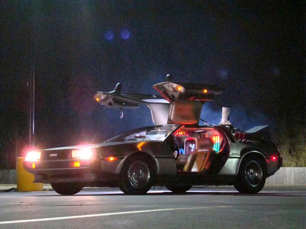 La DeLorean di "Ritorno al futuro", una delle auto volanti più famose. Credits: Film al cinema