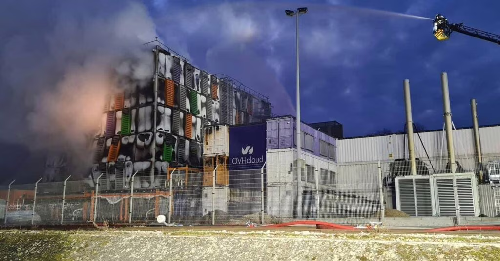 I vigili del fuoco al lavoro per domare l'incendio che ha colpito il datacenter di Strasburgo di OVH. Fonte: Inmeteo