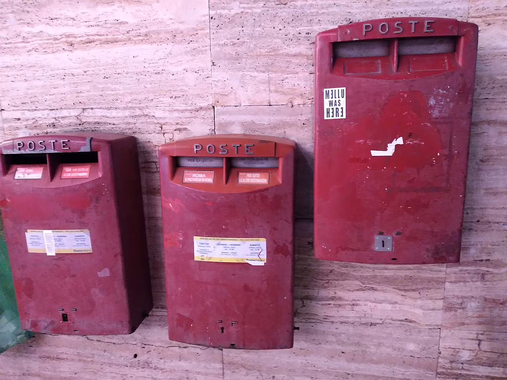 La cassetta rossa della posta: una vera icona tutta italiana che diventa smart