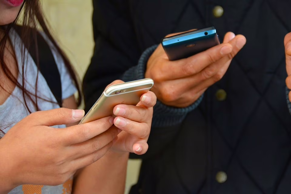 guardare lo smartphone induce imitazione trasmissibile