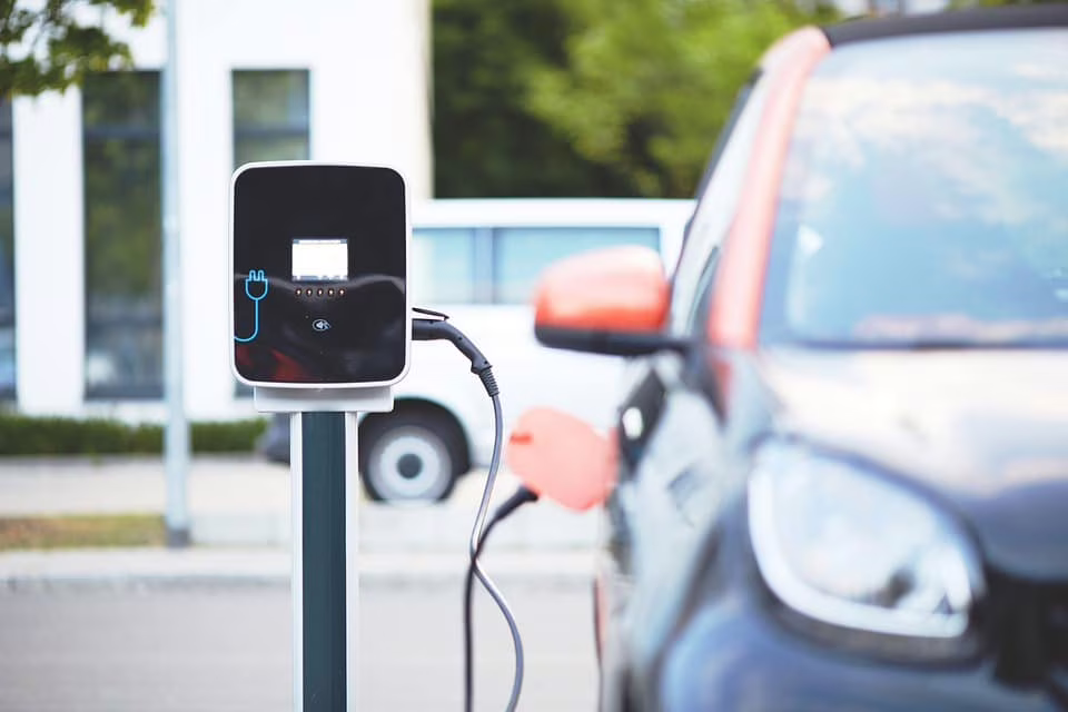 Le auto elettriche invadono il mercato automobilistico portando una nuova emergenza