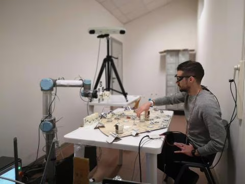 I test effettuati in laboratorio dimostrano come il tempismo sia di aiuto ai robot per renderli maggiormente collaborativi nelle attività svolte insieme agli esseri umani. Fonte: Università Sant'Anna di Pisa.