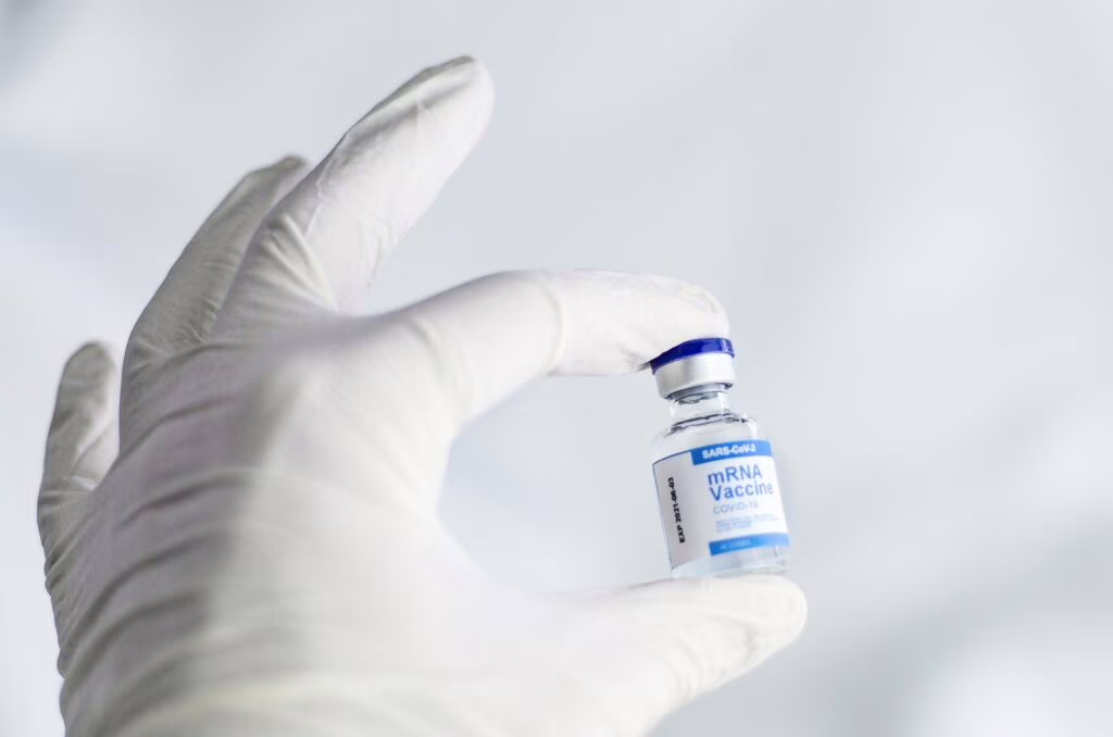 Con il vaccino siamo più protetti che in seguito all'infezione da COVID-19: lo studio