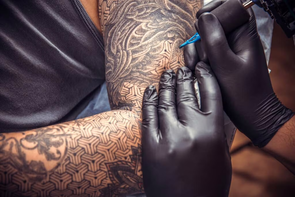 Perché i tatuaggi sono indelebili nonostante i macrofagi?