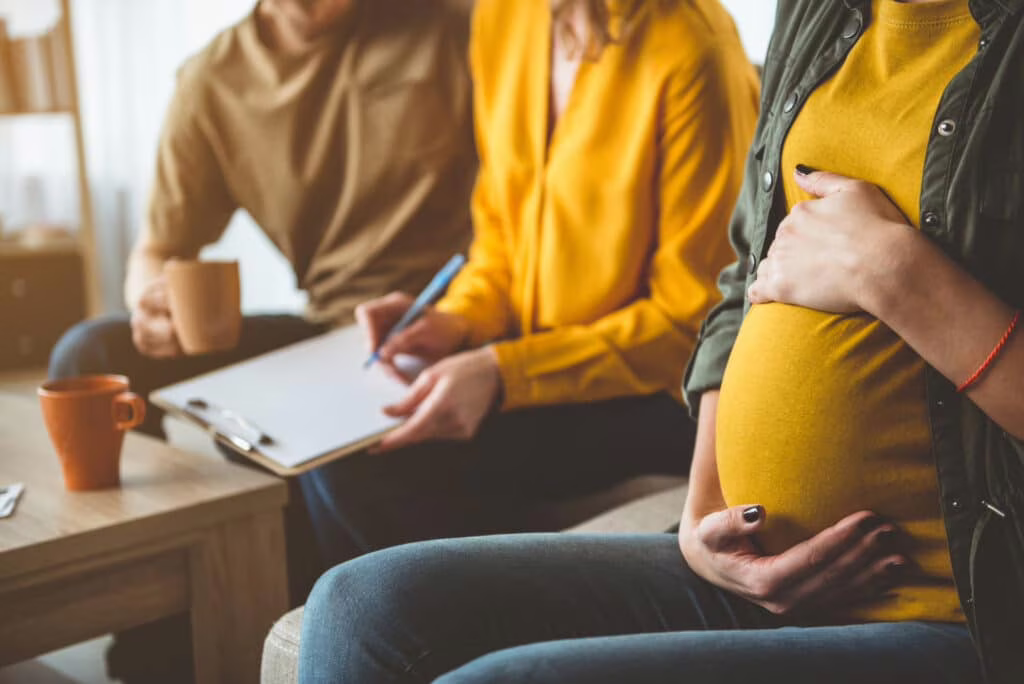 Maternità surrogata: cos’è, come funziona in Italia