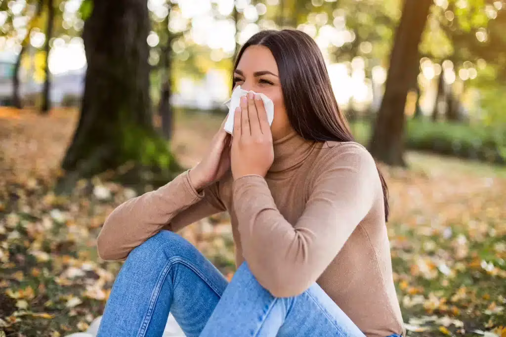 Perché alcune persone starnutiscono quando guardano verso il sole?