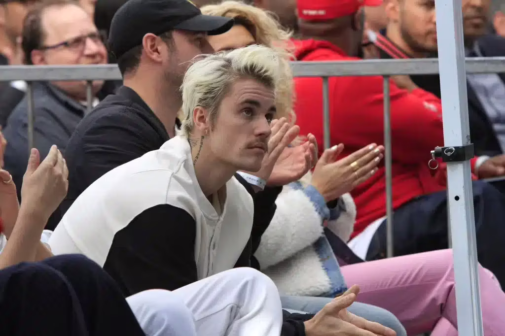 Justin Bieber ritorna a sorpresa al Coachella nonostante la sua malattia