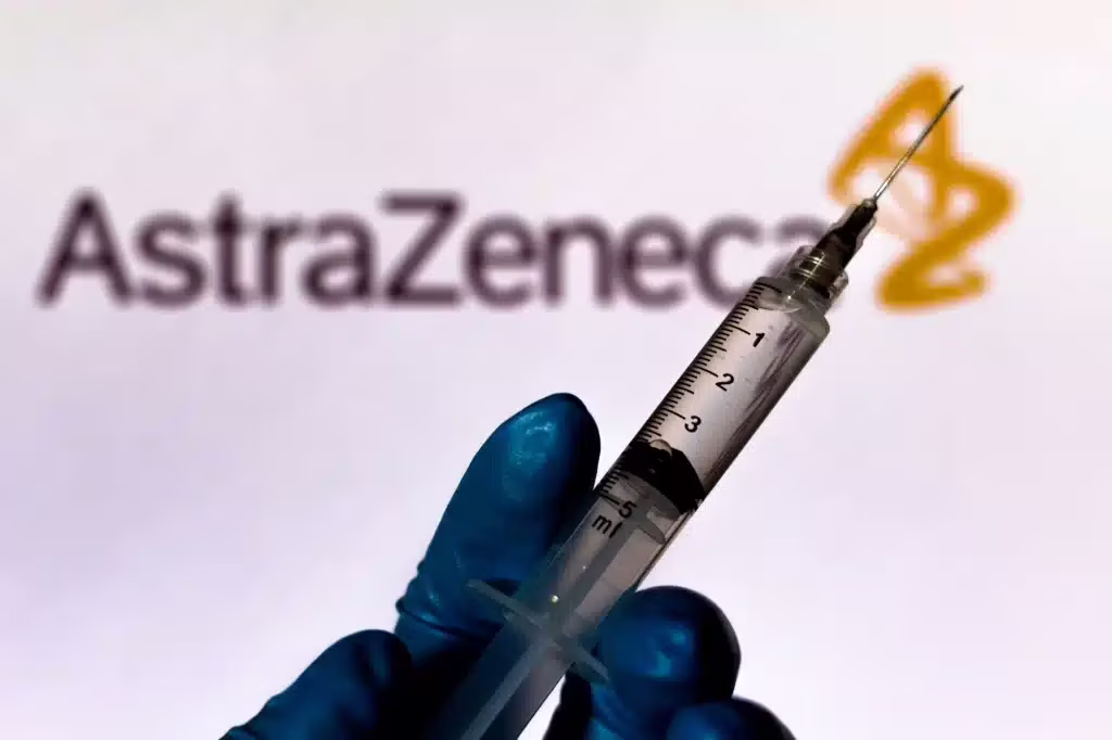 AstraZeneca riconosce la correlazione tra il suo vaccino Covid-19 e la trombosi? L’effetto collaterale estremamente raro era emerso quasi subito