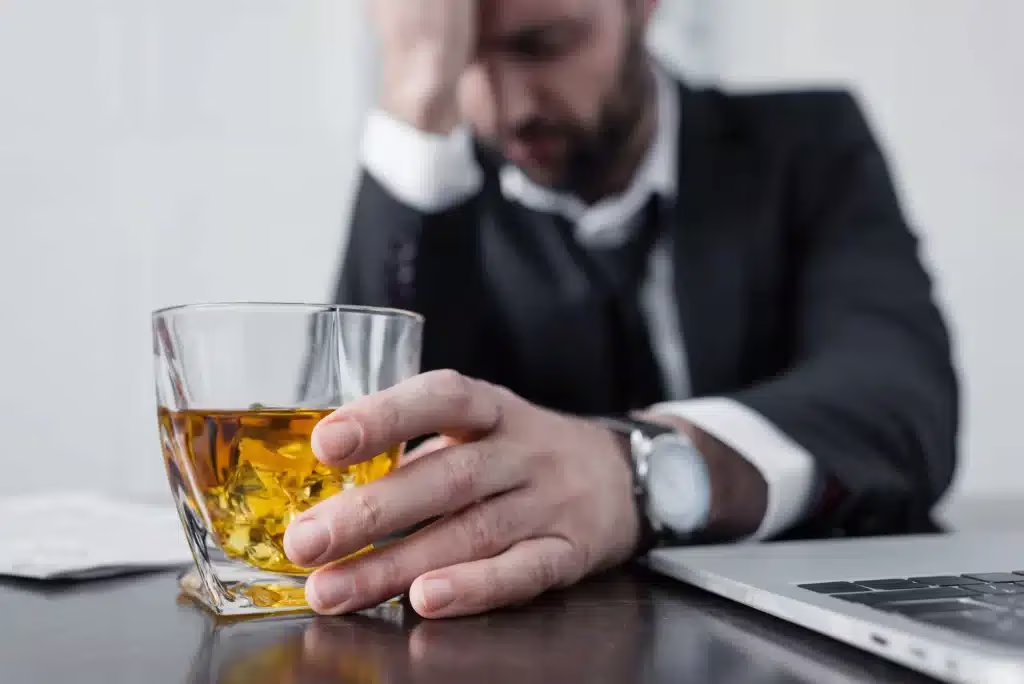 Tre milioni di morti annuali a causa di alcol e droghe: il rapporto dell’OMS