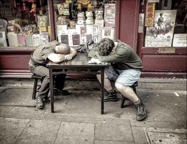 Persone che dormono ad un tavolo (Pixabay)