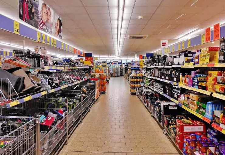 Scaffali del supermercato