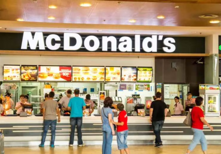 Persone al McDonald's (Depositphotos foto)