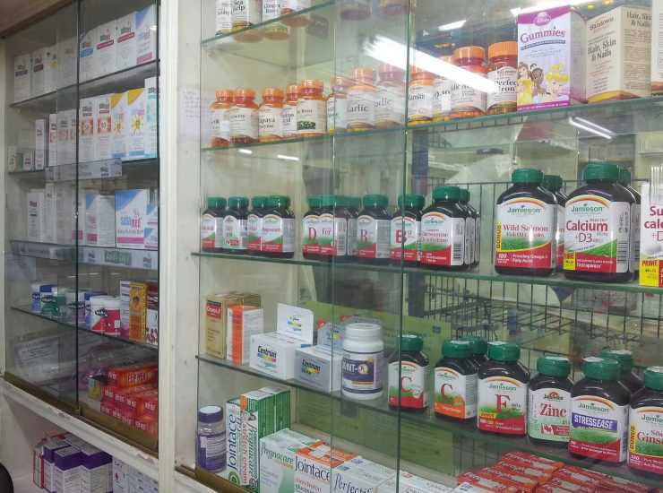 Scaffale della farmacia