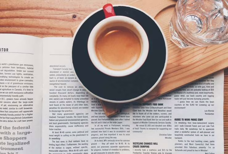 Una rivista e un caffè (Pixabay)