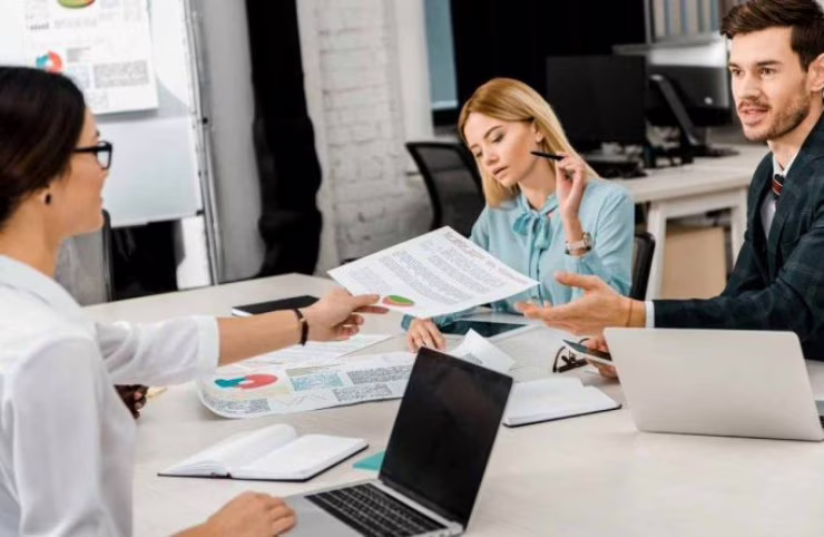 Persone mentre lavorano (Depositphotos)