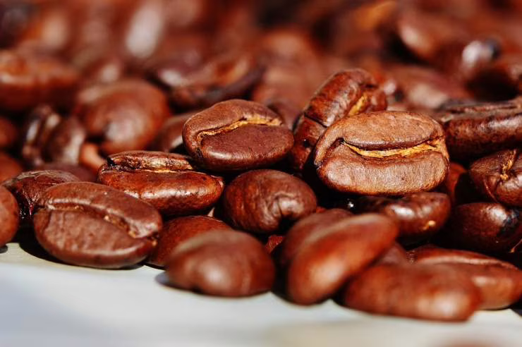 Alcuni chicchi di caffè (Pixabay)