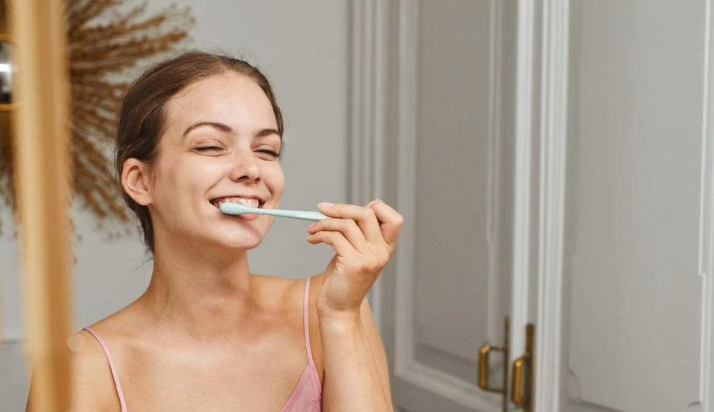 Donna si lava i denti