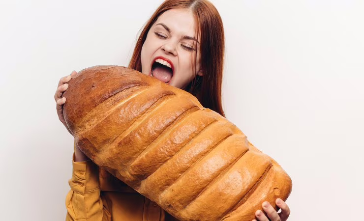 donna mangia un cornetto gigante