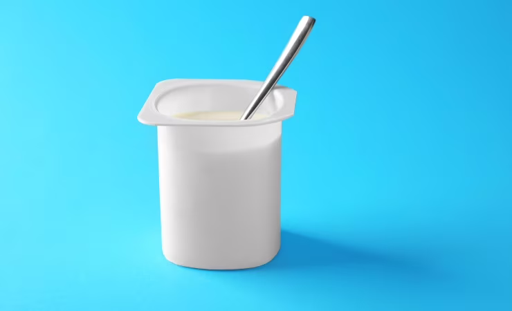 yogurt bianco su sfondo azzurro