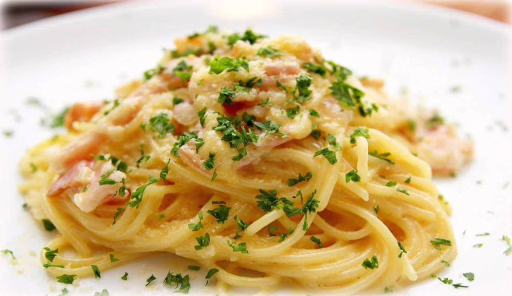 carbonara in piatto con prezzemolo