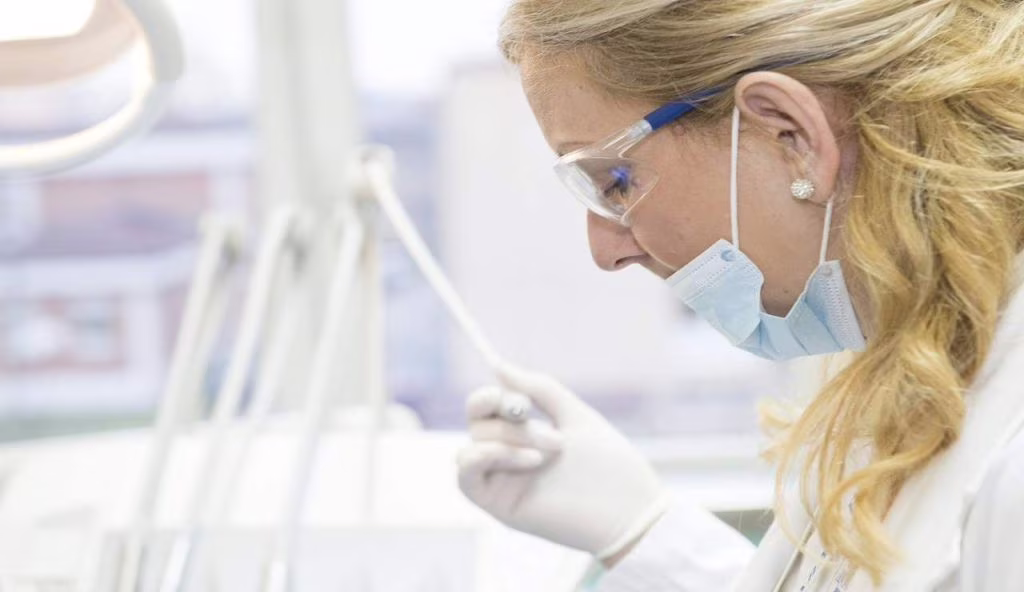 dentista al lavoro