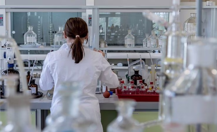 donna in laboratorio di ricerca